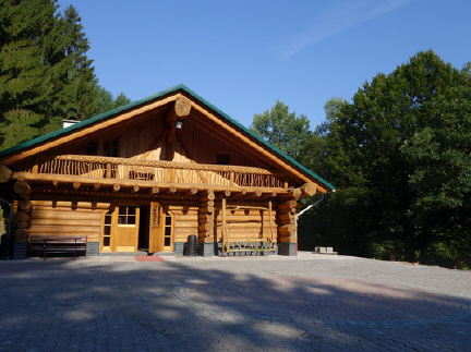 Grillhütte nach Fertigstellung des Hüttenplates im August 2015